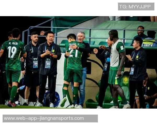 国安球迷机场送别塞蒂恩张源泪洒离别情深